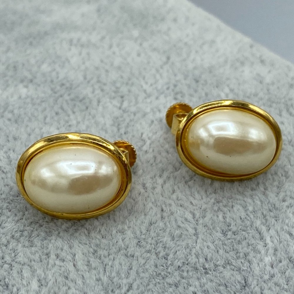 Vintage Estate SIGNED NAPIER Faux Pearl Gold tone Oval Screw Back Earrings